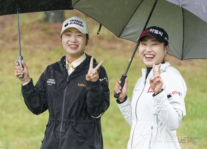 [포토] 한진선-김우정, 궂은 날씨에 미소만발