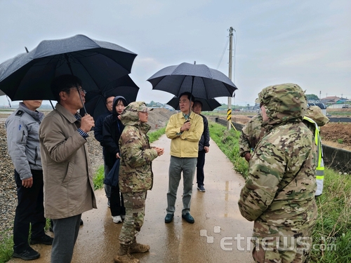 7일 정장선 평택시장이 팽성읍 노와리 F-16 전투기 추락사고 현장을 방문해 군 관계자로부터 설명을 듣고 있다.