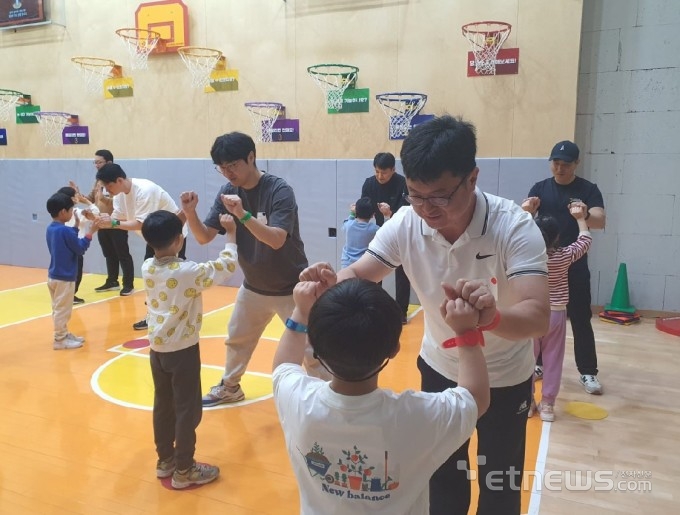 경기도교육청이 지난 6일 경기학생스포츠센터에서 ‘아빠와의 만남, 아빠와 함께 해봄’ 프로그램을 운영했다.