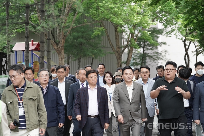 신상진(둘째줄 왼쪽 두번째) 성남시장이 7일 성남을 방문한 원희룡(앞줄 왼쪽 세번째) 국토교통부 장관과 1기 신도시 분당지역의 열악한 주거환경 실태를 점검하고 있다.