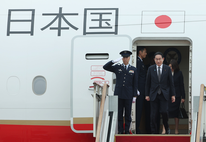 한일 정상회담을 위해 방한한 기시다 후미오 일본 총리와 기시다 유코 여사가 7일 성남 서울공항에 도착, 전용기에서 내리고 있다.
