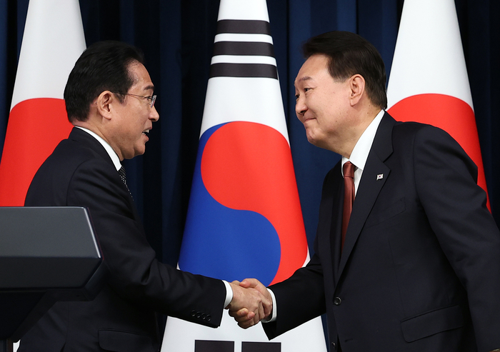 윤석열 대통령과 1박2일 일정으로 한국을 찾은 기시다 후미오 일본 총리가 7일 서울 용산 대통령실 청사에서 열린 공동 기자회견이 끝난 뒤 악수하고 있다.  연합뉴스