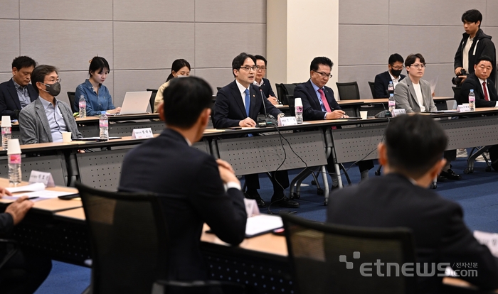 가맹업계의 공정한 거래질서 정착을 위한 공정 프랜차이즈 실천 캠페인 발대식이 8일 서울 중구 대한상공회의소에서 열렸다. 한기정 공정거래위원장이 축사를 하고 있다.