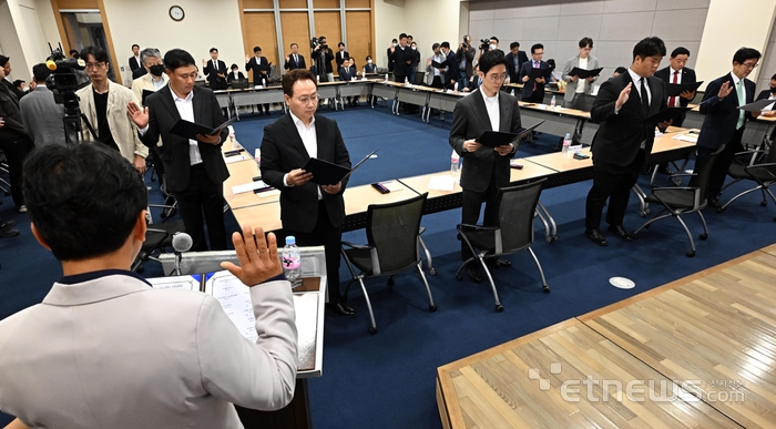 가맹업계의 공정한 거래질서 정착을 위한 공정 프랜차이즈 실천 캠페인 발대식이 8일 서울 중구 대한상공회의소에서 열렸다. 참석자들이 자발적 상생협력을 약속하는 선언문을 낭독하고 있다.