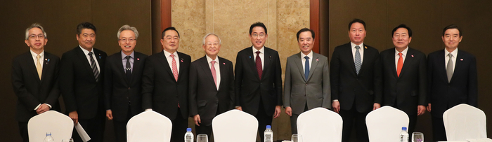 왼쪽부터 아이보시 고이치 주한일본대사,  기하라 세이지 내각관방 부장관, 최진식 한국중견기업연합회 회장, 구자열 한국무역협회 회장, 손경식 한국경영자총협회 회장, 기시다 후미오 일본 총리, 김병준 전국경제인연합회 회장직무대행, 최태원 대한상공회의소 회장. 김기문 중소기업중앙회 회장, 김윤 한일경제협회 회장 <자료=한국무역협회>