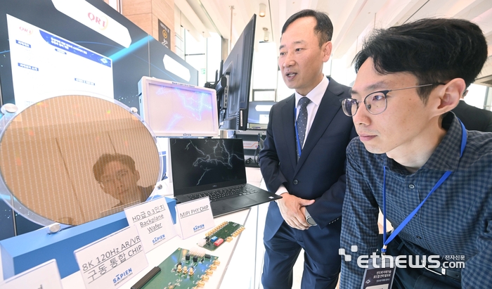 과학기술정보통신부는 9일 서울 양재동 엘타워에서 반도체 미래기술 로드맵 발표 후 반도체 미래기술 민관 협의체를 출범하고 반도체 주요기업의 기술동향과 그간의 연구개발 성과를 공유했다. 사피엔 반도체 부스에서 관람객이 8K 고화질 AR/VR용 통합 디스플레이 SoC에 대한 설명을 듣고 있다.