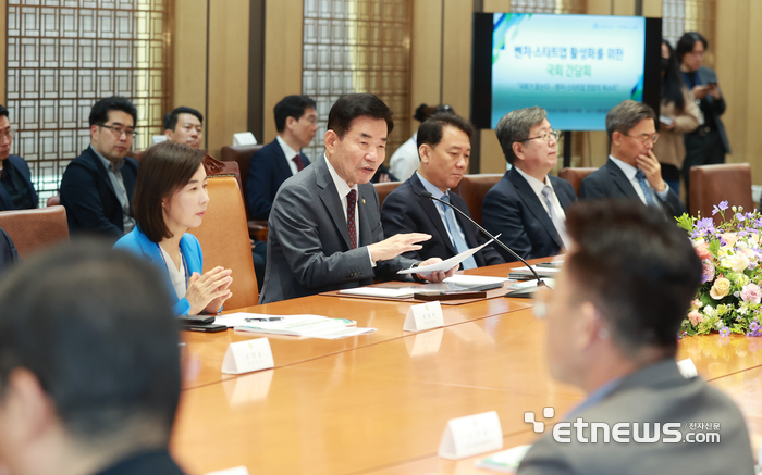 김진표 국회의장(사진 왼쪽 두번째)이 10일 국회 본관 접견실에서 벤처·스타트업 관계자들로 부터 건의사항을 듣고 있다.