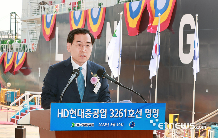 이창양 산업부 장관이 10일, 울산 HD현대중공업에서 ‘최신 한국형 화물창 기술(KC-2)을 적용한 국내 최초 LNG 벙커링 전용 선박인 블루 웨일호 명명식’에서  미래 선박 기술 개발 투자 계획을 밝히고 있다.