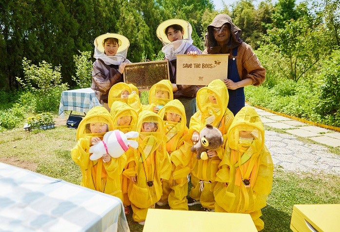 지난 11일 서울 성동구 서울숲 'K-Bee 도시양봉장'에서 열린 꿀벌 체험행사에서 박진 어반비즈 대표(뒷줄 오른쪽), KB금융그룹이 후원하는 차준환(뒷줄 가운데), 이해인(뒷줄 왼쪽) 피겨스케이팅 선수가 아이들과 기념촬영을 하고 있다. 사진=KB국민은행
