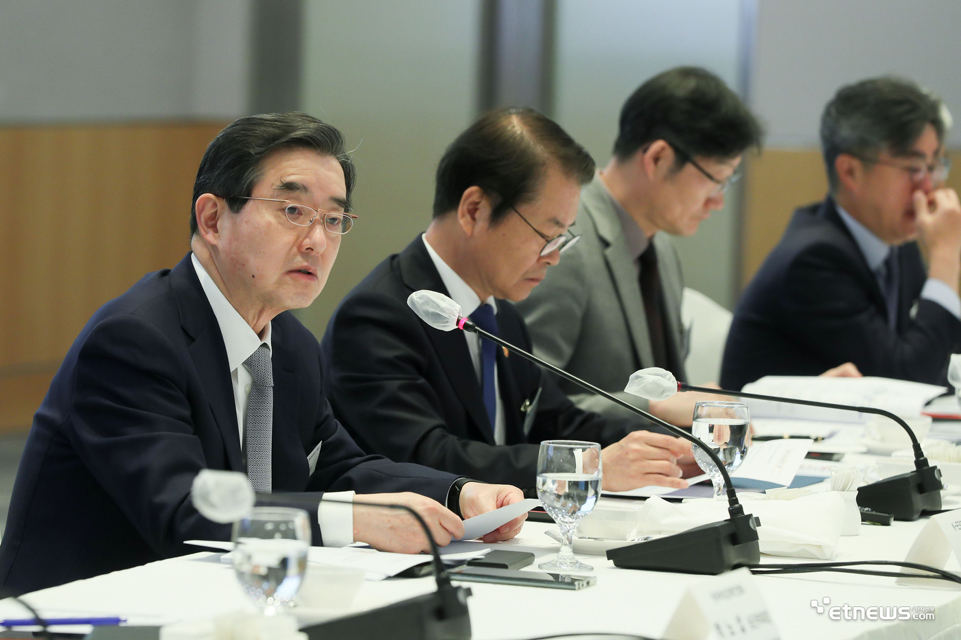 김윤 K-ESG 얼라이언스 의장(삼양홀딩스 회장)이 12일 전경련회관에서 열린 ‘제6차 K-ESG 얼라이언스 회의’에서 인사말을 하고 있다. 왼쪽부터 김윤 K-ESG 얼라이언스 의장, 이정식 고용노동부 장관, 이정한 고용노동부 실장, 서희종 대우건설 상무