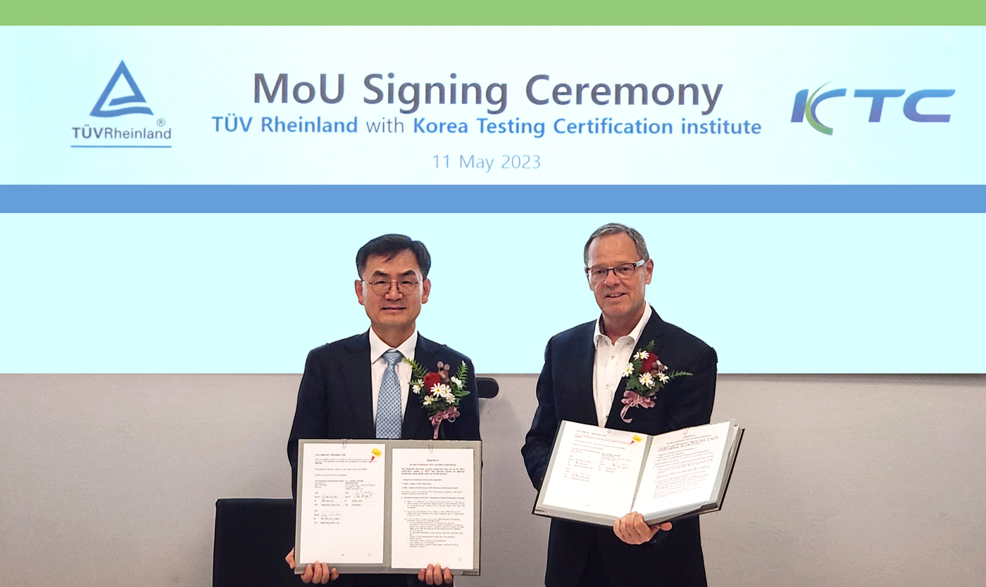 안성일 KTC 원장(왼쪽)과 요르그 말러 TUV라인란드 총괄이사