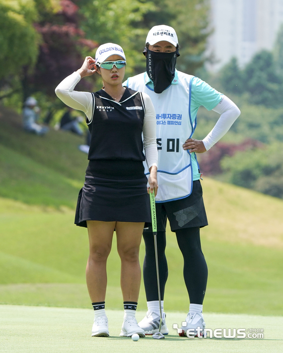 [포토] 이주미-이동석 캐디, 둘이서 상의해요