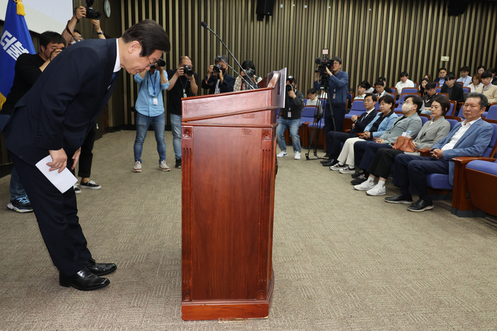 더불어민주당 이재명 대표가 14일 국회에서 열린 당 의원총회에 참석해 사과 인사하고 있다. 연합뉴스