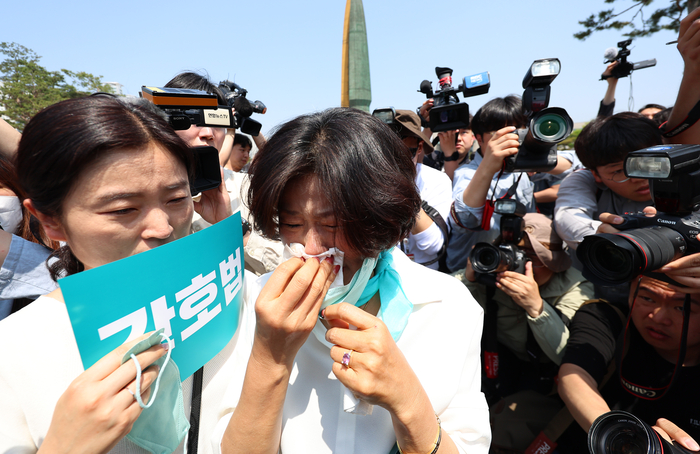 16일 오전 서울 용산 대통령 집무실 앞에서 대한간호협회 주최로 열린 간호법 공포 촉구 기자회견이 끝난 뒤 한 참가자가 눈물을 흘리고 있다. 한편 이날 윤석열 대통령은 간호법 제정안에 대한 재의요구권(거부권)을 행사했다. 연합뉴스