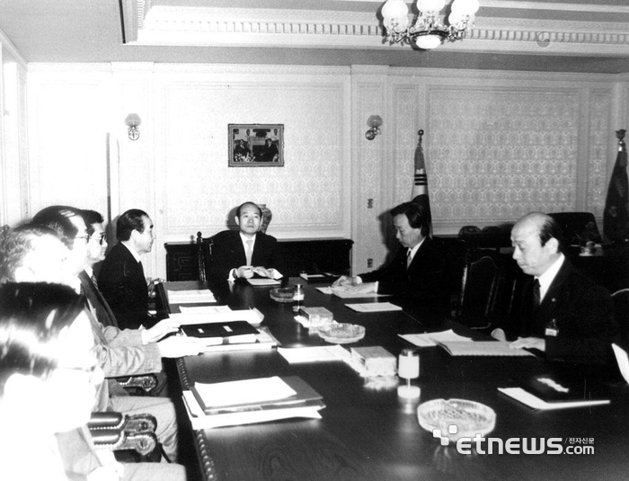 전두환 대통령이 1981년 5월 7일 청와대에서 신병현 부총리로부터 제5차 경제사회개발부문 보고를 받고 있다. <국가기록원 제공>
