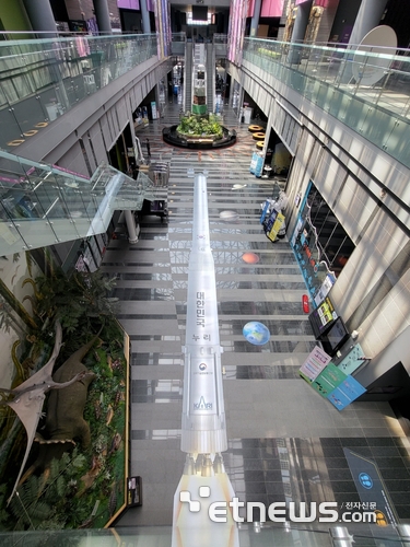 국립광주과학관 2층에서 바라본 대형누리호 포토존.