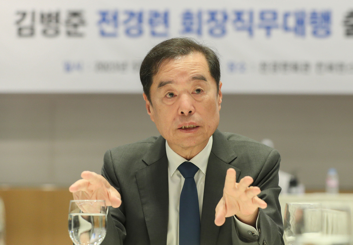 김병준 전경련 회장직무대행이 18일 서울 여의도 전경련컨퍼런스센터에서 열린 기자간담회에서 전경련 혁신안을 설명하고 있다.