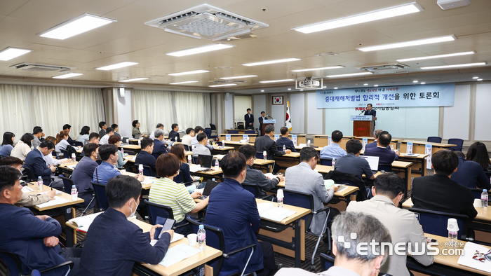 18일 서울 여의도 중기중앙회에서 열린 ‘중대재해처벌법 합리적 개선을 위한 정책토론회’에서 정윤모 중기중앙회 상근부회장이 발표하고 있다.