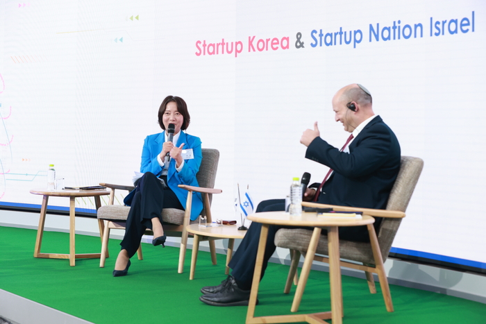이영 중소벤처기업부 장관(왼쪽)은 19일 서울 강남구 팁스타운에서 나프탈리 베네트 전 이스라엘 총리와 ‘Startup Korea &amp; Startup Nation Israel’ 주제로 토크쇼를 진행했다.(사진=중소벤처기업부)