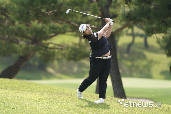 [포토] 나희원, 러프에서 하는 세컨드 샷