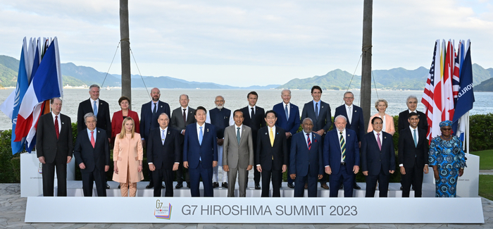 G7 의장국인 일본 초청에 따른 참관국(옵서버) 자격으로 G7 정상회의 참석한 윤석열 대통령이 20일 일본 히로시마 그랜드프린스호텔에서 열린 G7 정상회의에서 각국 정상들과 기념촬영을 하고 있다.