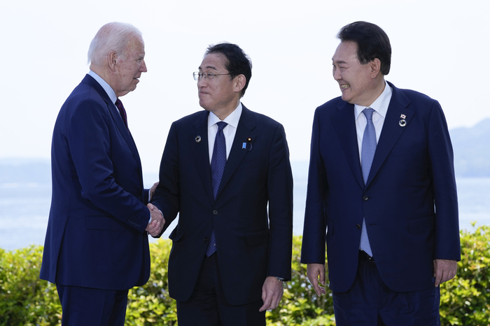 G7 정상회의 참관국 자격으로 일본을 방문 중인 윤석열 대통령(오른쪽)이 21일 한미일 정상회담에 앞서 조 바이든 미국 대통령, 기시다 후미오 일본 총리와 함께하고 있다.
 연합뉴스