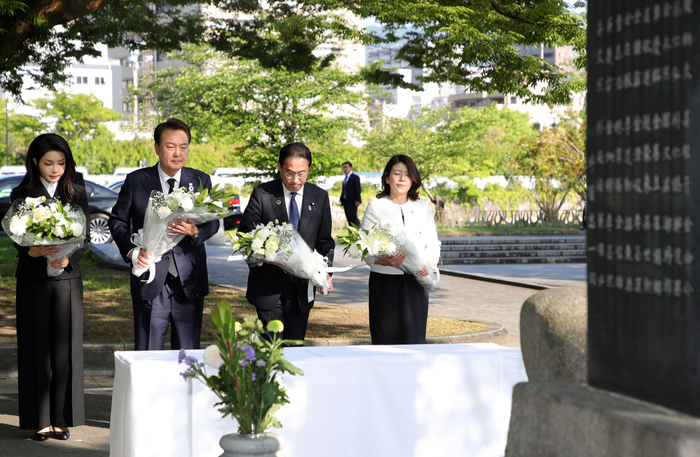 G7 정상회의 참관국 자격으로 일본을 방문 중인 윤석열 대통령과 부인 김건희 여사,  기시다 후미오 일본 총리와 부인 기시다 유코 여사가  21일 히로시마 평화기념공원 내 한국인 원폭 희생자 위령비에 헌화하고 있다. 연합뉴스