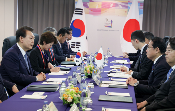 G7 정상회의 참관국 자격으로 일본을 방문 중인 윤석열 대통령이 21일 히로시마 평화기념공원 국제회의장에서 열린 기시다 후미오 일본 총리와의 정상회담에서 발언하고 있다. 연합뉴스