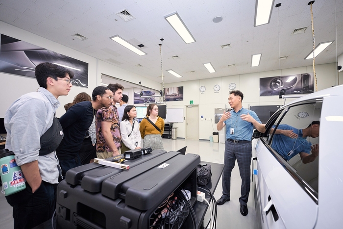 하만 카오디오 어쿠스틱 시스템 적용 음향 시연 모습