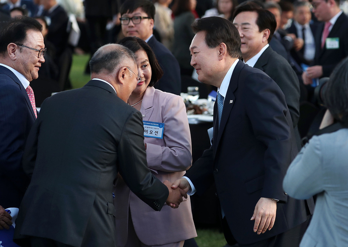 윤석열 대통령이 23일 서울 용산 대통령실 잔디마당에서 열린 ‘2023 대한민국 중소기업인대회’에서 정의선 현대차그룹 회장과 인사하고 있다. 연합뉴스