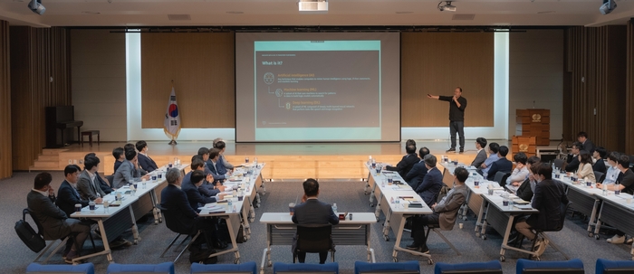 한국남부발전이 23일 부산시 남구 본사에서 발전운영부서장 회의를 개최했다. 남부발전 발전운영부서장들이 발전설비 신뢰도 현황을 점검하고  있다.