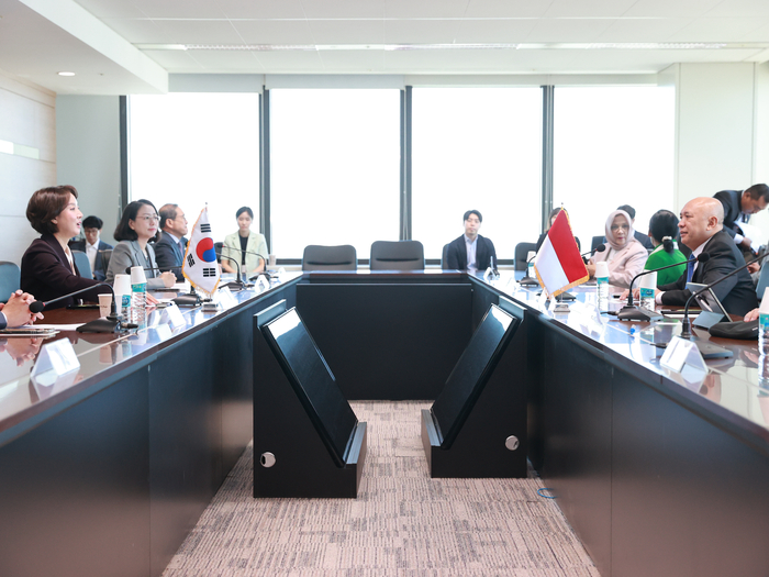 이영 중소벤처기업부 장관(왼쪽 첫 번째)이 25일 서울 영등포구 63빌딩에서 떼뗀 마스두키 인도네시아 중소기업협동조합부 장관(맨 오른쪽)과 한국-인도네시아 중소·벤처 분야 협력방안을 논의하고 있다.(사진=중소벤처기업부)