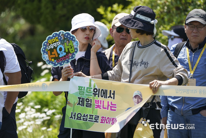 [포토] 서요섭, 응원단이 많이 왔어요