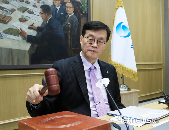 이창용 한국은행 총재(사진)가 25일 오전 서울 중구 한국은행에서 열린 금융통화위원회 본회의에서 회의를 주재하고 있다.