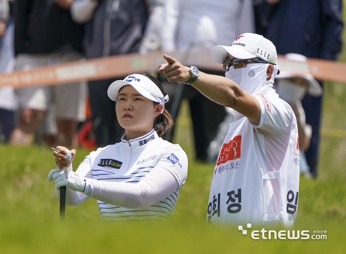 [포토] 임희정, 티샷 방향은 저쪽이 좋아