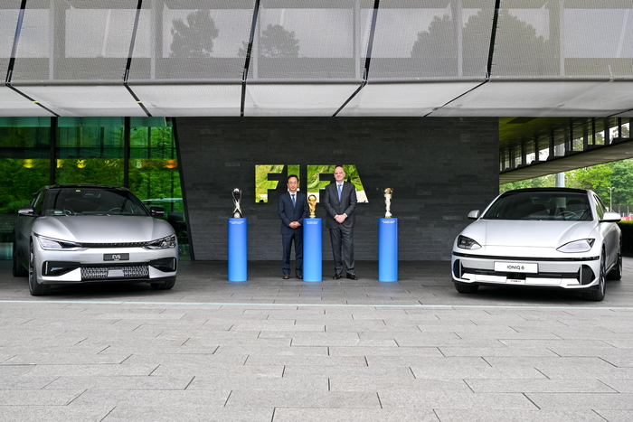 김걸 현대차그룹 기획조정실장 사장(왼쪽)과 지안니 인판티노 FIFA 회장이 조인식 이후 아이오닉6와 EV6 옆에서 기념 촬영을 했다.