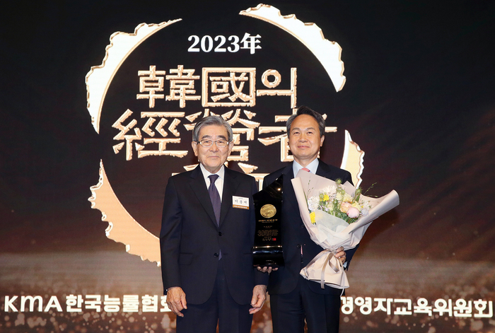 .2023년 한국의 경영자상을 수상한 진옥동 신한금융그룹 회장(오른쪽)과 이봉서 한국능률협회 회장이 기념촬영을 했다.