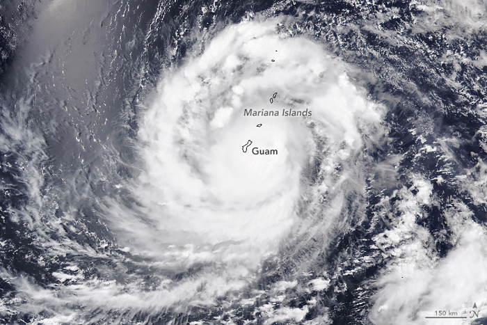 24일 태풍 ‘마와르’. 태풍 가운데 괌 표시. 사진=미 항공우주국(NASA)