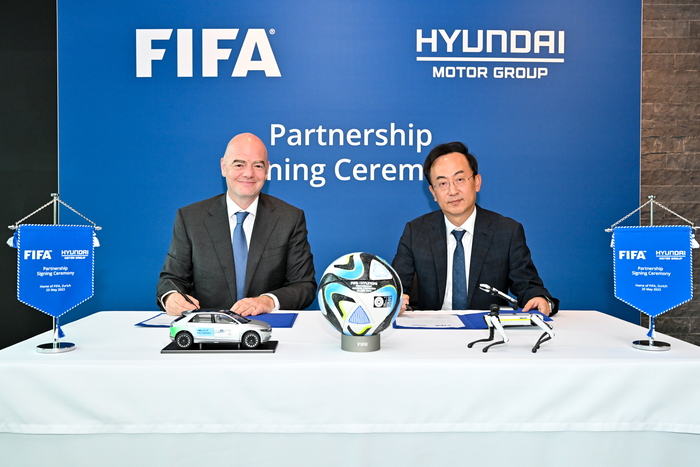 김걸 현대자동차그룹 기획조정실장 사장(오른쪽)과 지안니 인판티노 FIFA 회장이 조인식에서 기념 촬영을 했다.