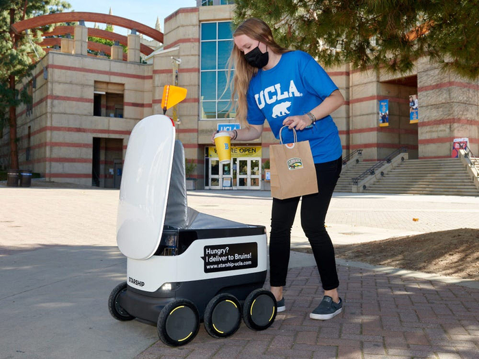 에스토니아 로봇 기업 스타십 테크놀로지의 자율주행로봇이 미국 대학 캠퍼스에서 배송 서비스를 하는 모습. 한국도 도로교통법과 지능형 로봇법이 개정돼 연말이면 이 같은 풍경을 볼 수 있다.(사진=스타십 테크놀로지)