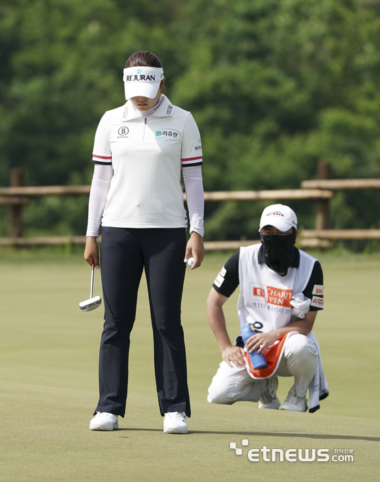 [포토] 윤수아, 발로 기울기를 느껴요