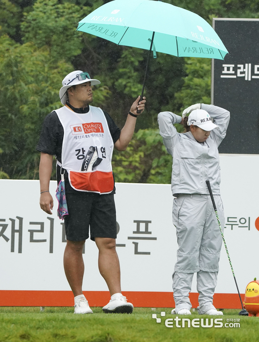 [포토] 강채연, 비가 많이 쏟아져요