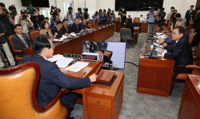 무소속 김남국 의원에 대한 징계 절차 논의를 위해 30일 오전 국회에서 열린 윤리특별위원회 전체회의에서 변재일 위원장이 의사봉을 두드리고 있다.  연합