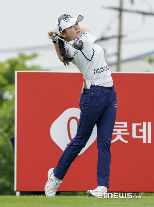 [포토] 강하게 티샷하는 현세린