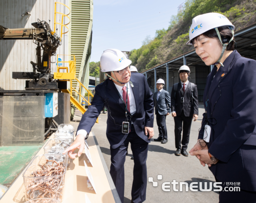 정덕기 E-순환거버넌스 이사장(왼쪽)이 지난달 3일 수도권자원순환센터를 방문한 한화진 환경부장관에게 폐전자제품 재활용에 대해 설명하고 있다.