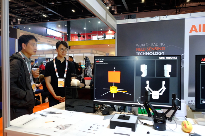 에이딘로보틱스 ICRA 2023 전시부스에 참관객이 방문했다. <사진 에이딘로보틱스 제공>