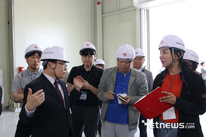 김규현 새만금개발청장이 새만금 국가산단 이차전지 기업 이피캠텍을 방문해 관련 시설을 둘러보고 기업 관계자와 간담회를 가졌다.
