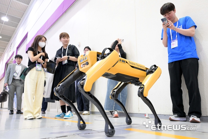 넥스트라이즈에 나타난 로봇개