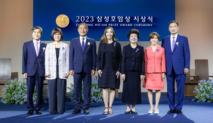 삼성호암상 수상자와 행사 참석자들이 1일 서울신라호텔 다이너스티홀에서 열린 ‘2023 삼성호암상 시상식’에서 기념 촬영하고 있다. 앞줄 왼쪽부터 이재용 삼성전자 회장, 신수정 서울대 명예교수(조성진 피아니스트 대리 수상), 임지순 석학교수 부부, 김황식 호암재단 이사장과 뒷줄 왼쪽부터 최경신 교수, 선양국 석좌교수 부부, 마샤 헤이기스 교수 부부, 글로벌케어 박용준 회장, 추성이 공동대표.