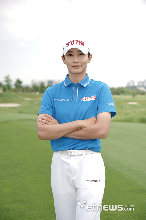 KLPGA 김시원이 와이드앵글과 의류 후원 계약을 체결했다. 사진=와이드앵글